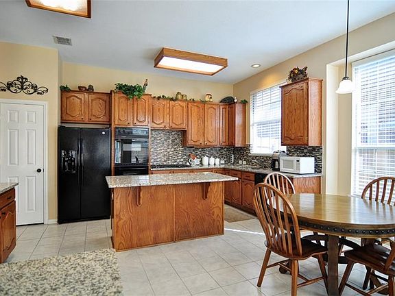 5th image of 131 Oakbend Dr
