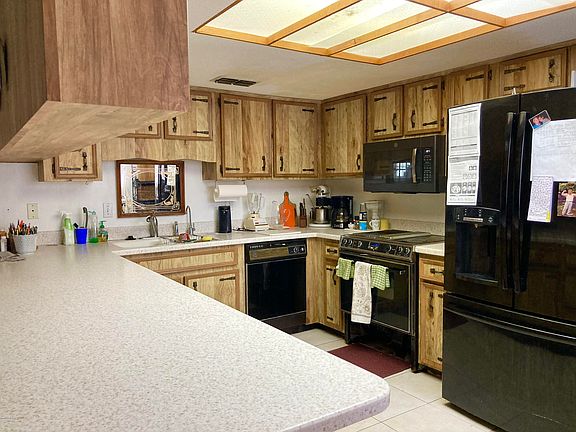 5th image of 220 Country Circle Dr E