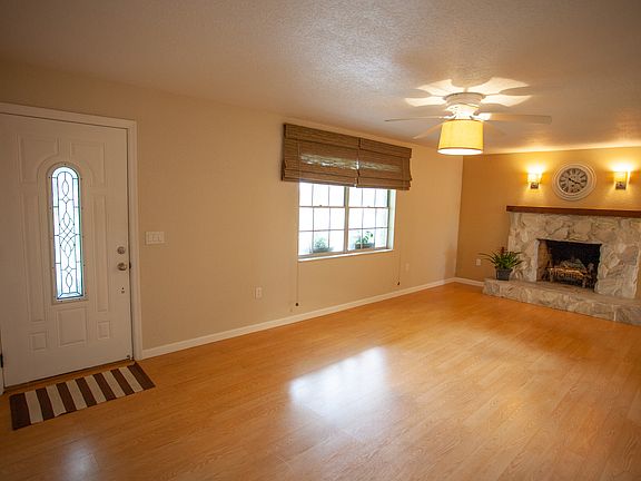 4th image of 676 Memorial Dr