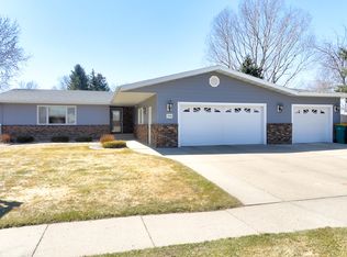 2001 N Grandview Ln, Bismarck, ND 58503