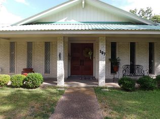 507 Devall St, Hallettsville, TX 77964