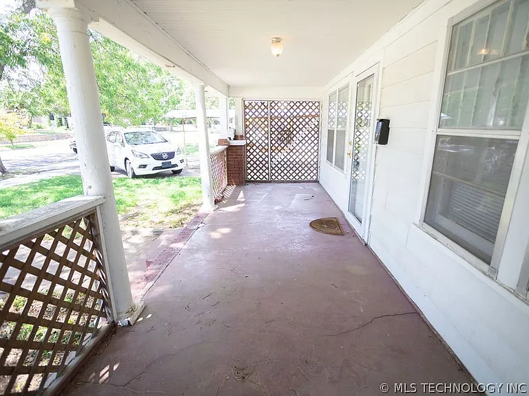 1147 S Florence Ave — Photo 8