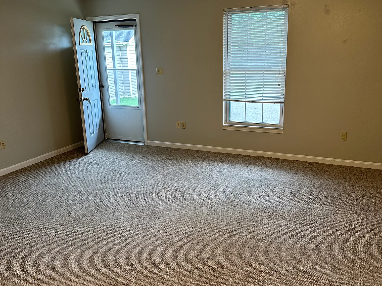 2 bed, 1000 sqft, $900 — Photo 2