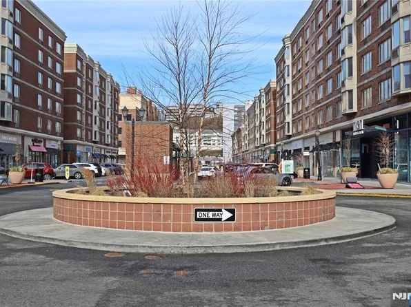 3109 City Pl, Edgewater, NJ 07020