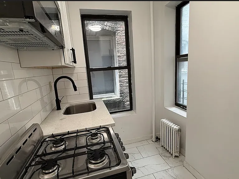 638 E 14th St #11 — Photo 2