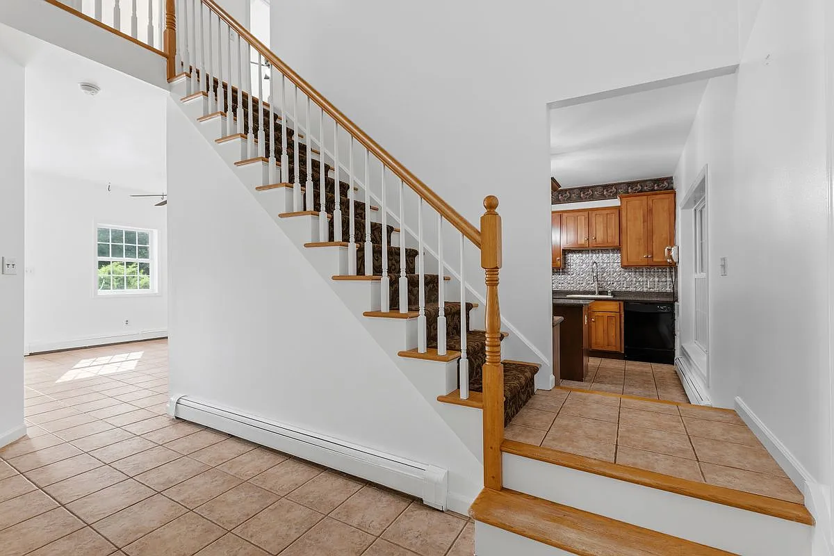 6 bed, 6.0 bath, 5500 sqft, $3,600 — Photo 4
