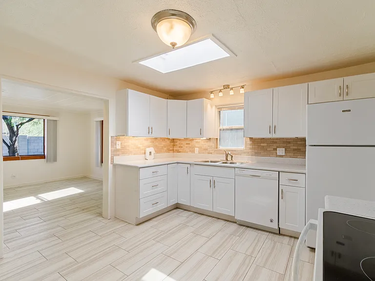 1032 E Glenn St — Photo 13