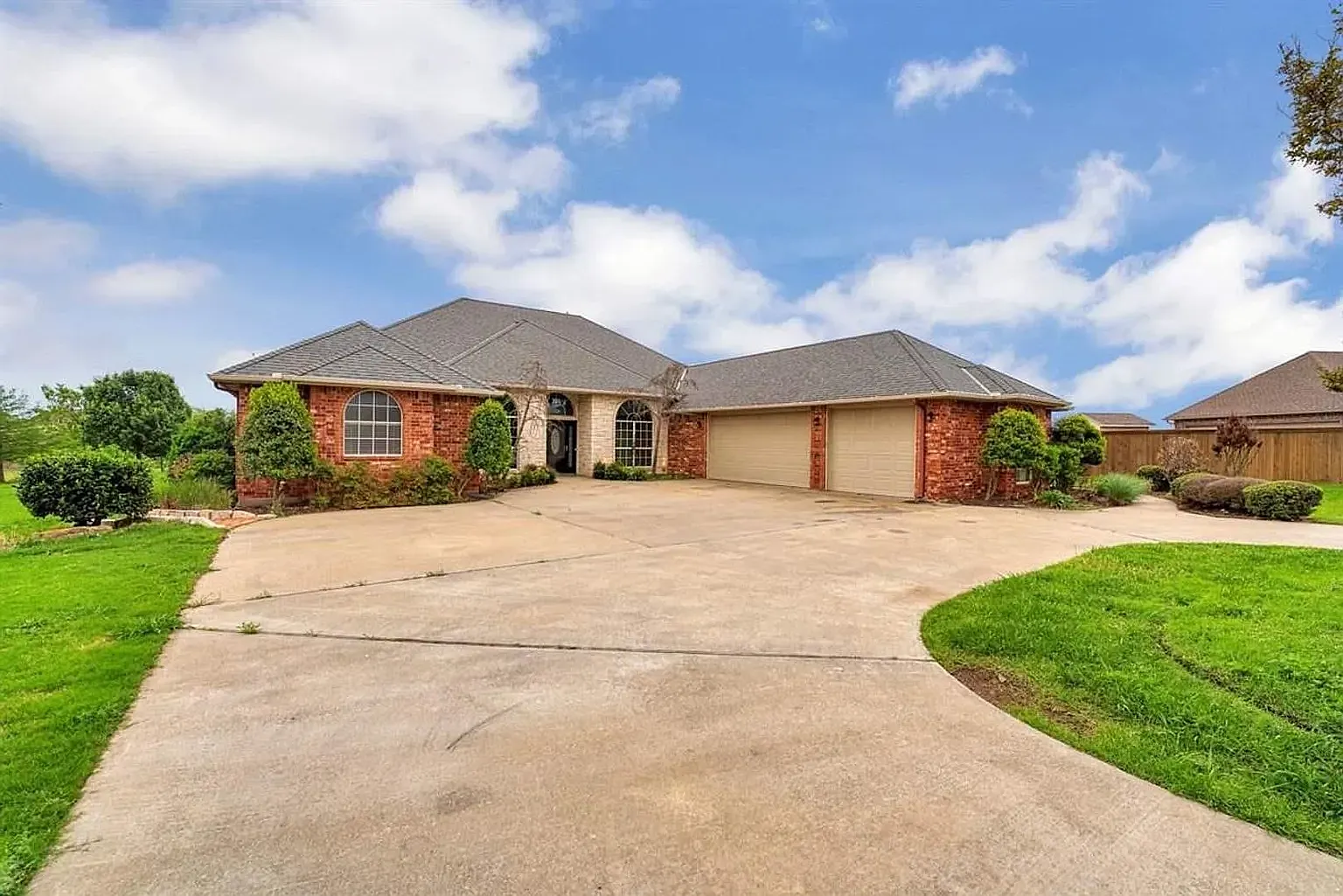 4 bed, 2.5 bath, 2900 sqft, $3,550 — Photo 2
