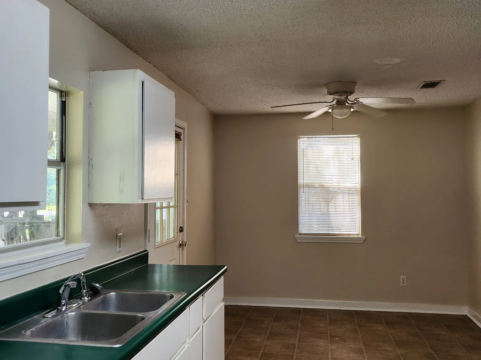 2 bed, 1122 sqft, $1,300 — Photo 4