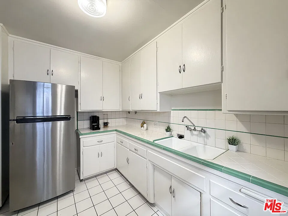 1 bed, 1.0 bath, 5824 sqft, $2,400 — Photo 2