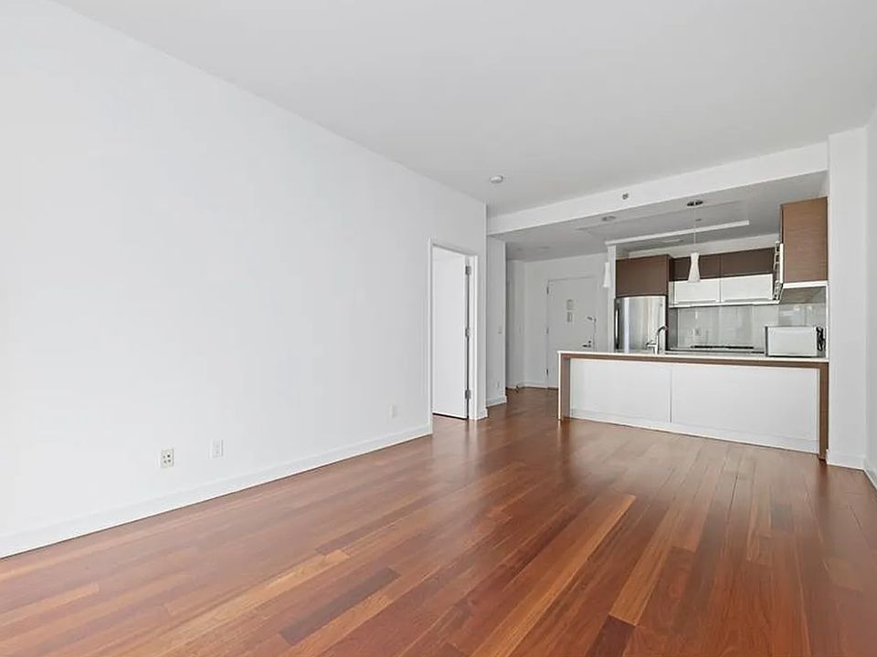 1st image of 4117 Crescent St APT 6H