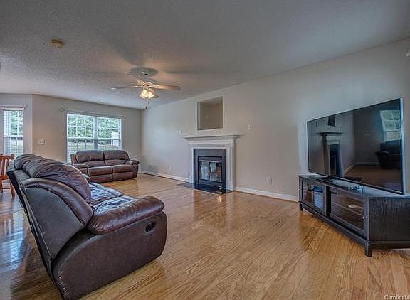 5th image of 924 Crowders Woods Dr