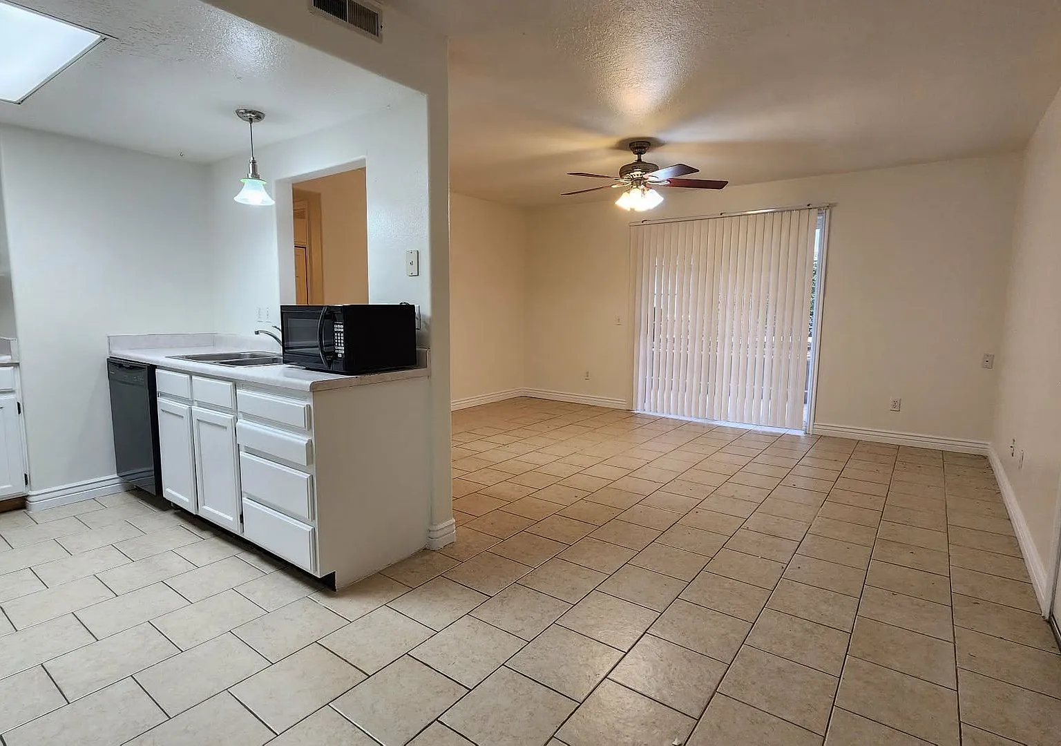 3 bed, 2.0 bath, 1047 sqft, $1,850 — Photo 2