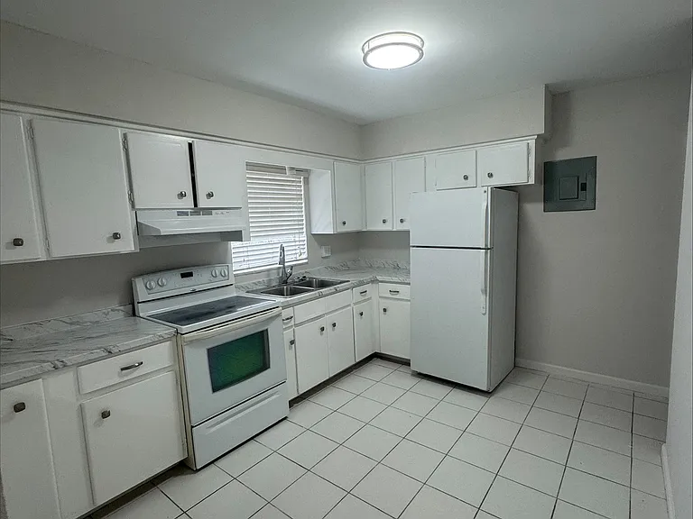 5410 NE 22nd Ter #12 — Photo 1