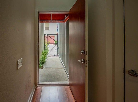 3rd image of 6919 Yellowstone Way Dr