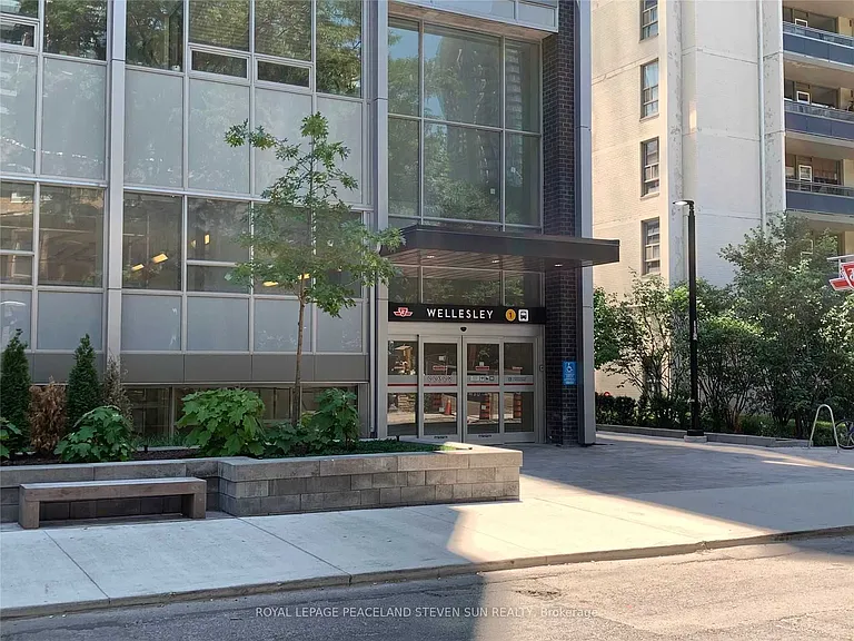 17 Dundonald St #904 — Photo 2