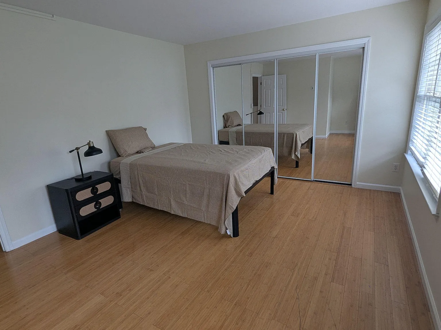 4 bed, 2.5 bath, 2800 sqft, $1,299 — Photo 4