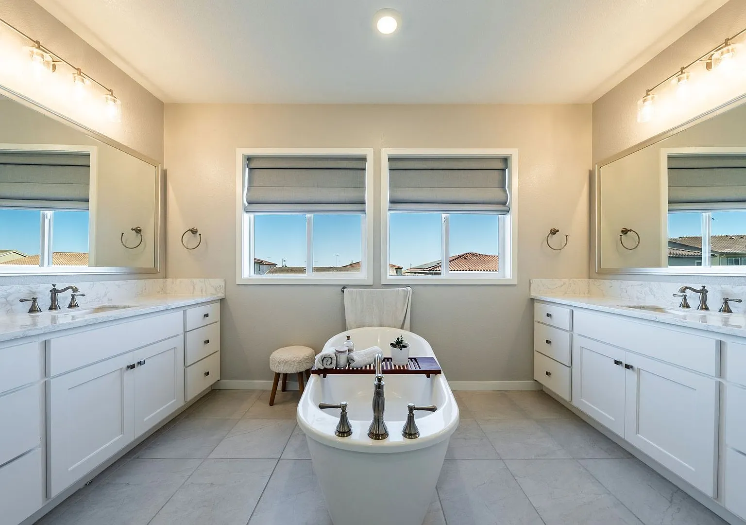 Beautifully Updated 5-Bedroom Home with 3 Car Garage in Folsom Ranch! — Photo 3