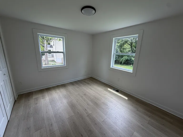 519 Elgin St — Photo 7