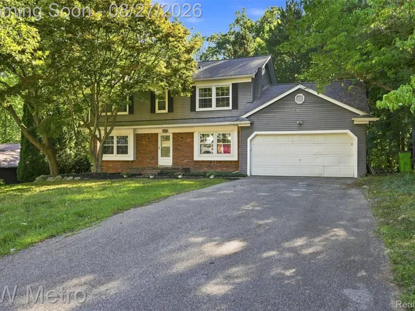 4769 Hardwoods Dr, West Bloomfield, MI 48323