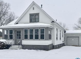 911 10th St, Sheldon, IA 51201