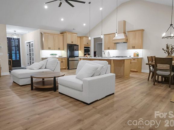 4th image of 102 Candlewood Dr