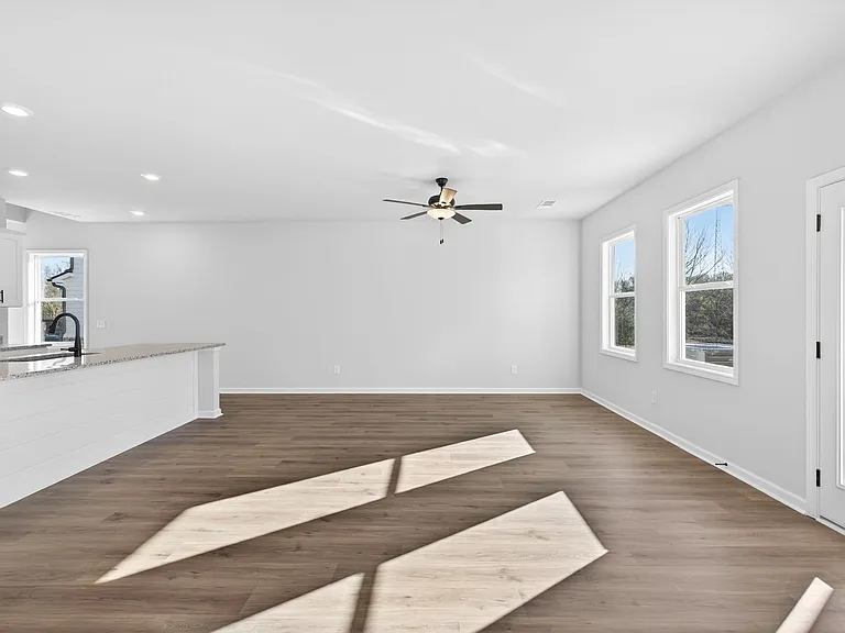 548 Madison St — Photo 14