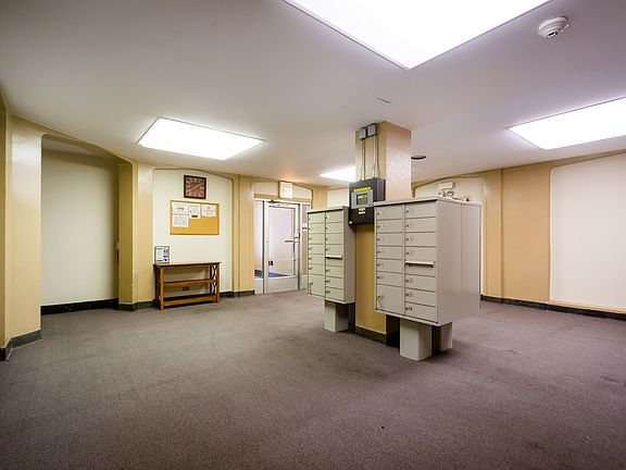 4th image of 5345 S Harper Ave #5345-405