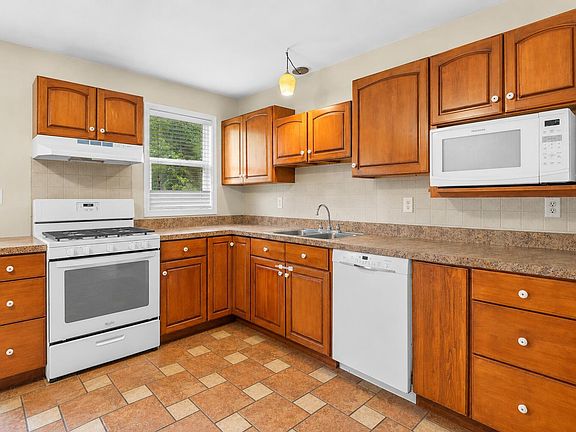 4th image of 389 Rainier Rd