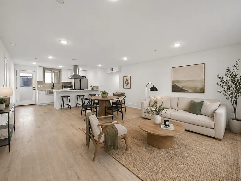 Luxury 2 and 3 Bed Townhomes with Covered Parking! — Photo 2