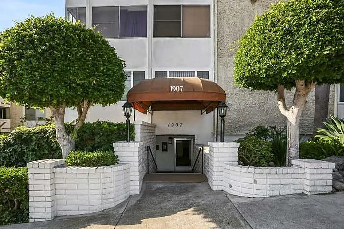 1907 Robinson Ave — Photo 2
