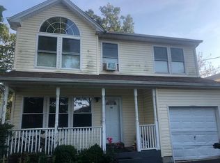 3 Oakley St, Massapequa, NY 11758