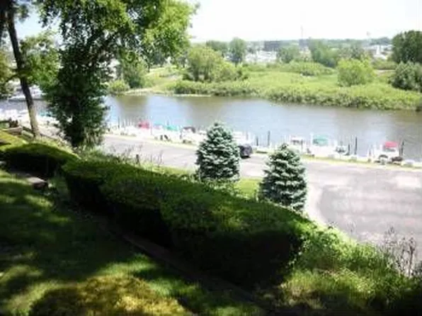 215 Wayne St, Saint Joseph, MI 49085