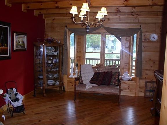 Formal Dining rm. wit bay window