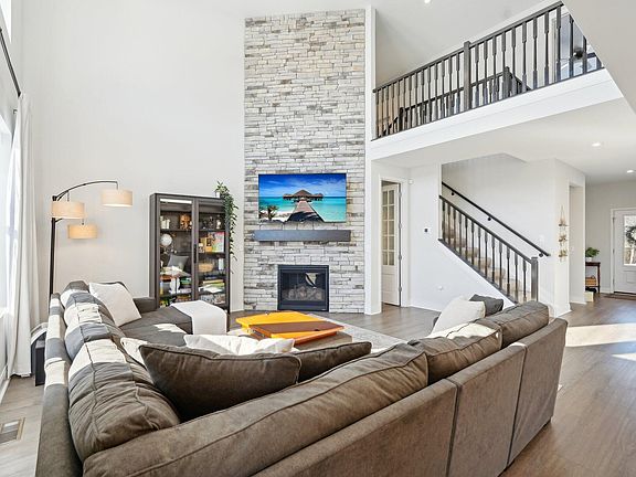 4th image of 3883 Sherbourne Dr