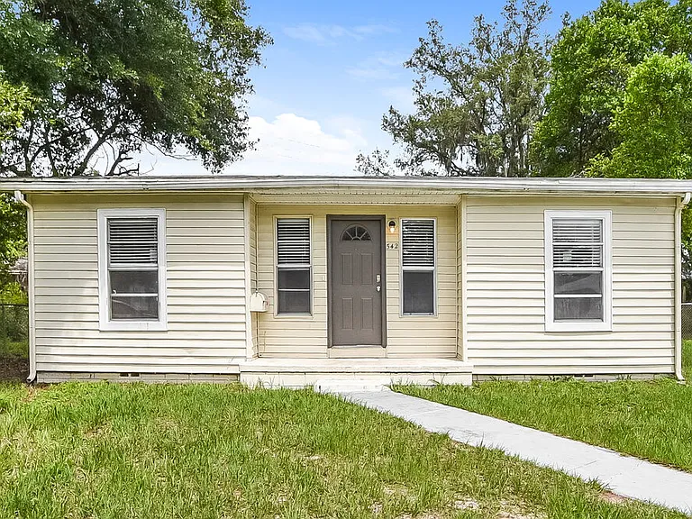 542 Colonnades Cv — Photo 1