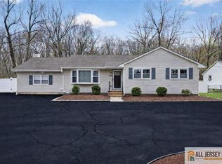 107 Finnegans Ln, Kendall Park, NJ 08824