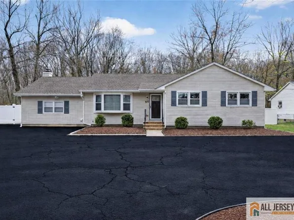 107 Finnegans Ln, Kendall Park, NJ 08824