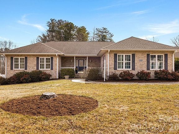 2nd image of 390 Classic Oaks Cir