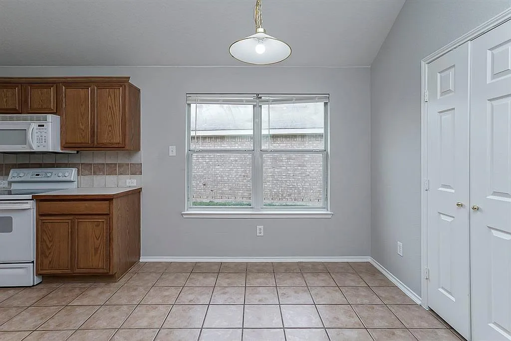 4 bed, 2131 sqft, $2,200 — Photo 2
