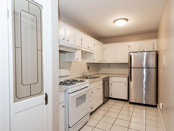5th image of 6 Greenbriar Dr APT 305