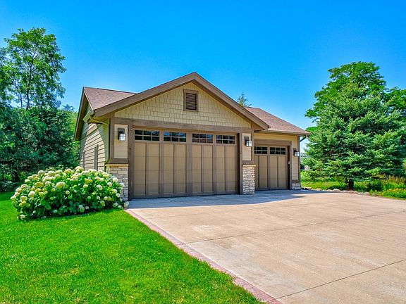 3rd image of 294 Salishan Dr
