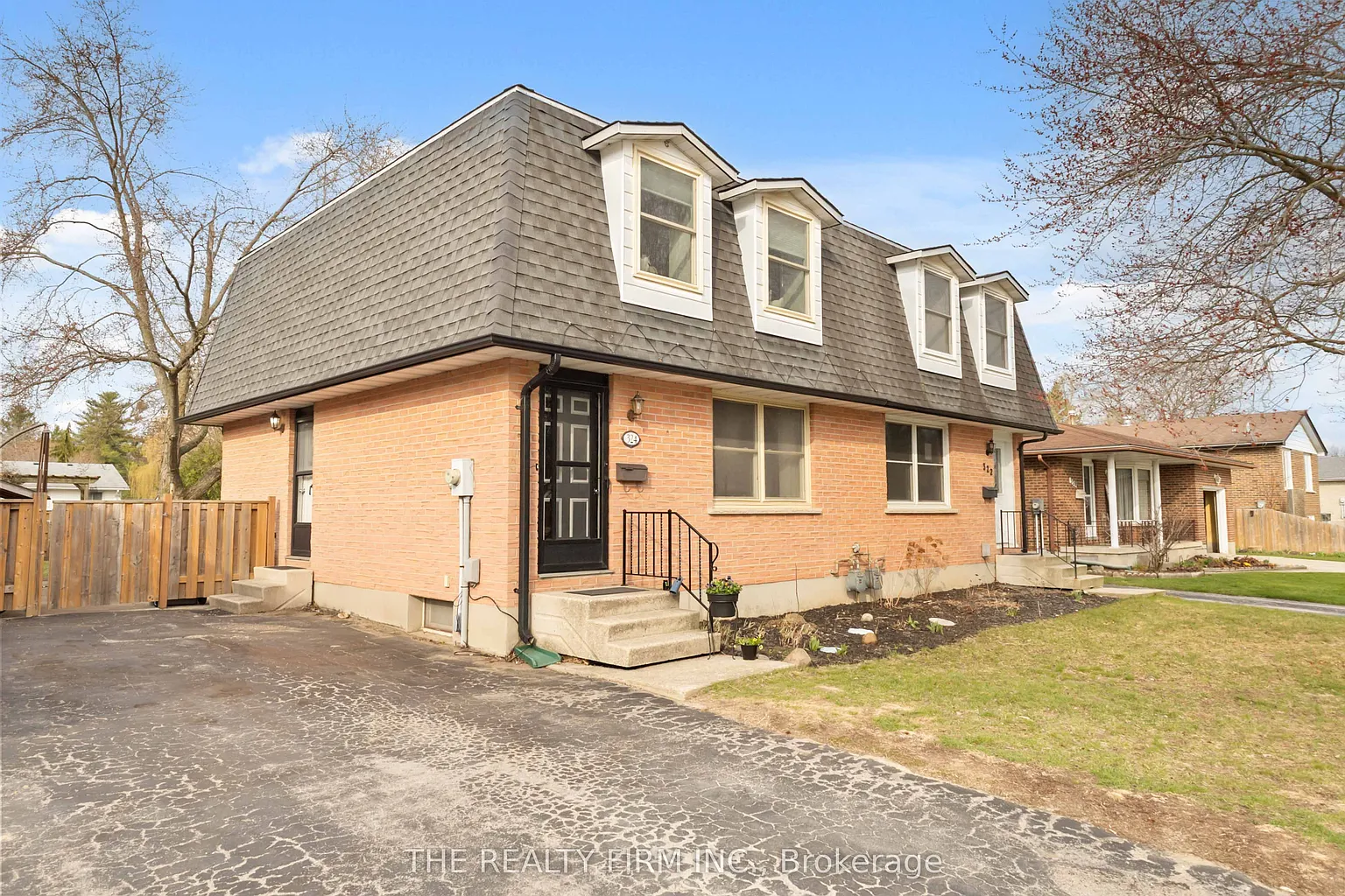 324 Oak Ave photo 1