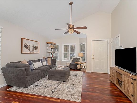 3rd image of 7 Brookshire Ct