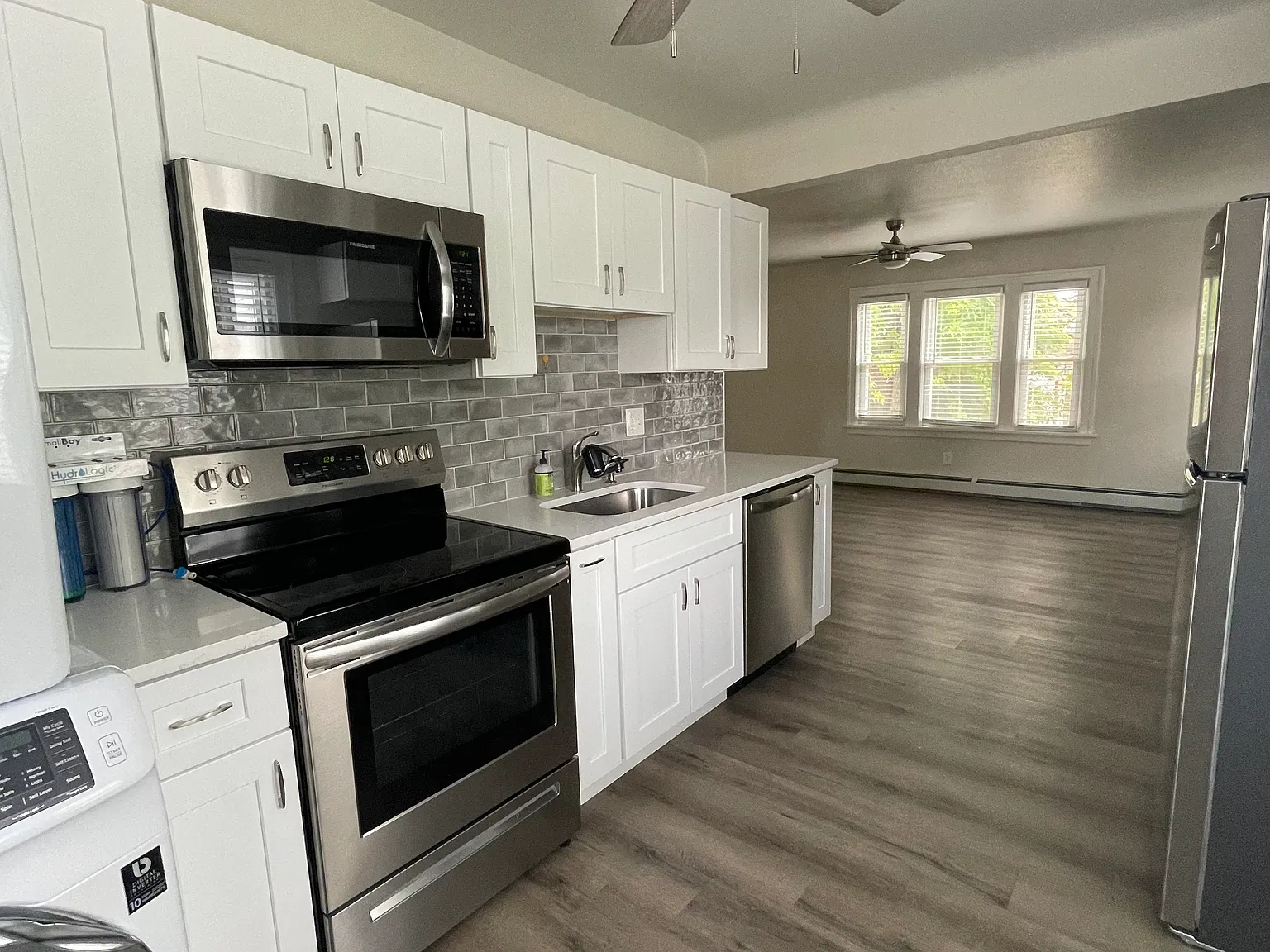 3 bed, 950 sqft, $2,200 — Photo 2