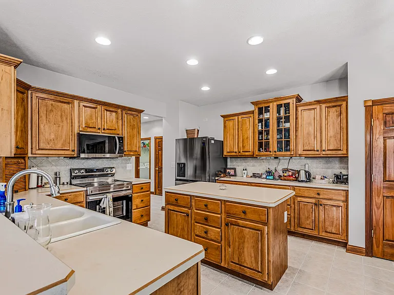 725 Greystone Ct — Photo 9