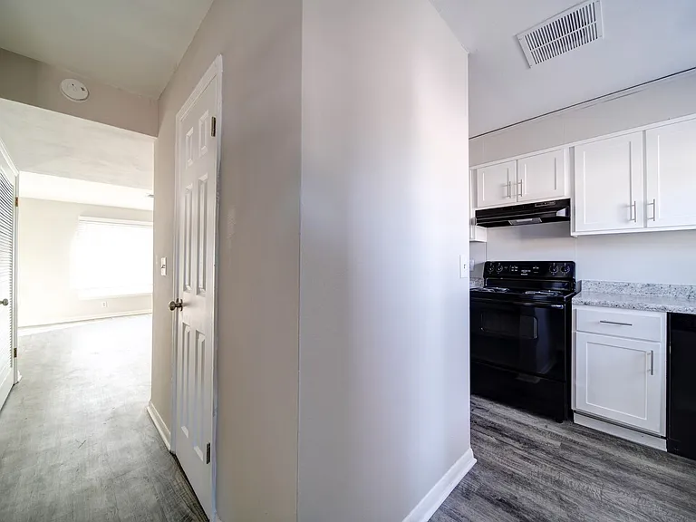 2505 S Charles Blvd — Photo 31