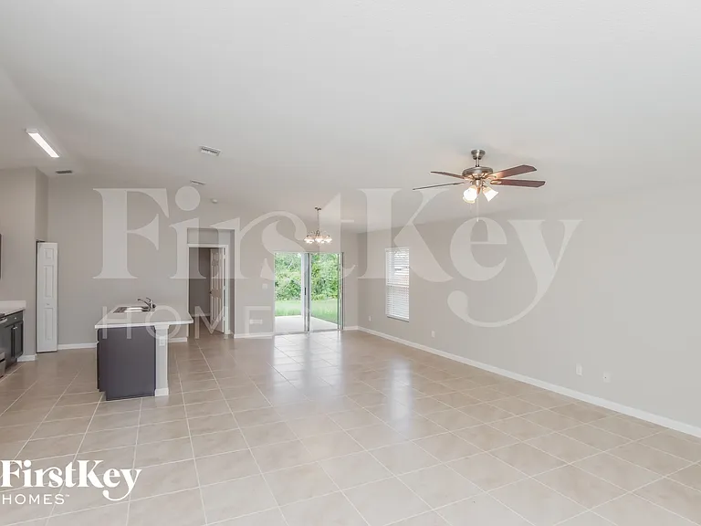 811 Andrew St SE — Photo 3