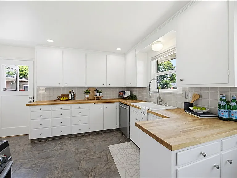 611 S Michael St — Photo 10