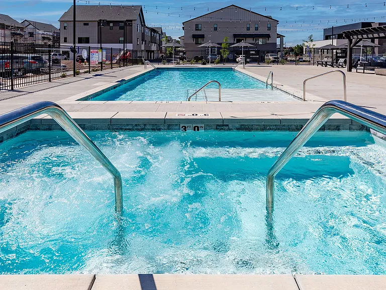 Towns - Hot tub Pool (main)